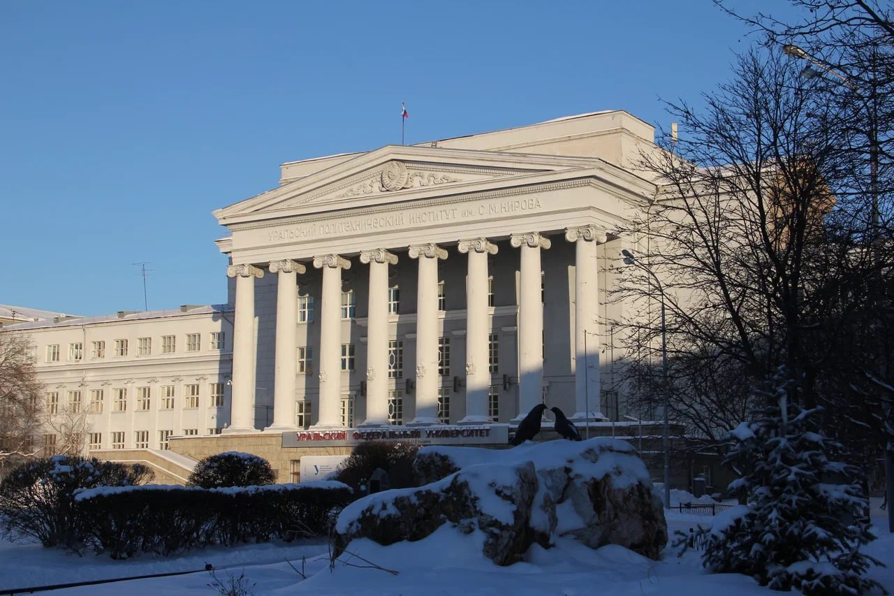 Обыски в главном вузе Урала В Екатеринбурге силовики провели обыски в рабочих кабинетах бывшего ректора УрФУ Виктора Кокшарова и ряда других сотрудников Источник urallive сообщил что обыски произвели сразу по нескольким кабинетам как у самого Кокшарова так и у первого проректора Даниила Сандлера главного бухгалтера Гавриила Агаркова и сотрудника вуза Михаила Жабреева Виктор Кокшаров возглавлял УрФУ до июля 2025 года а ранее в 2007 2009 годах был председателем правительства Свердловской области Сейчас он занимает статус почётного президента вуза Отметим Даниила Сандлера ранее рассматривали как одного из кандидатов на пост ректора В пресс службе УрФУ подтверждают журналистам сам факт проверки но подробностей не раскрывают Продавала ответы мигрантам сотрудницу УрФУ оставили под домашним арестом urallive