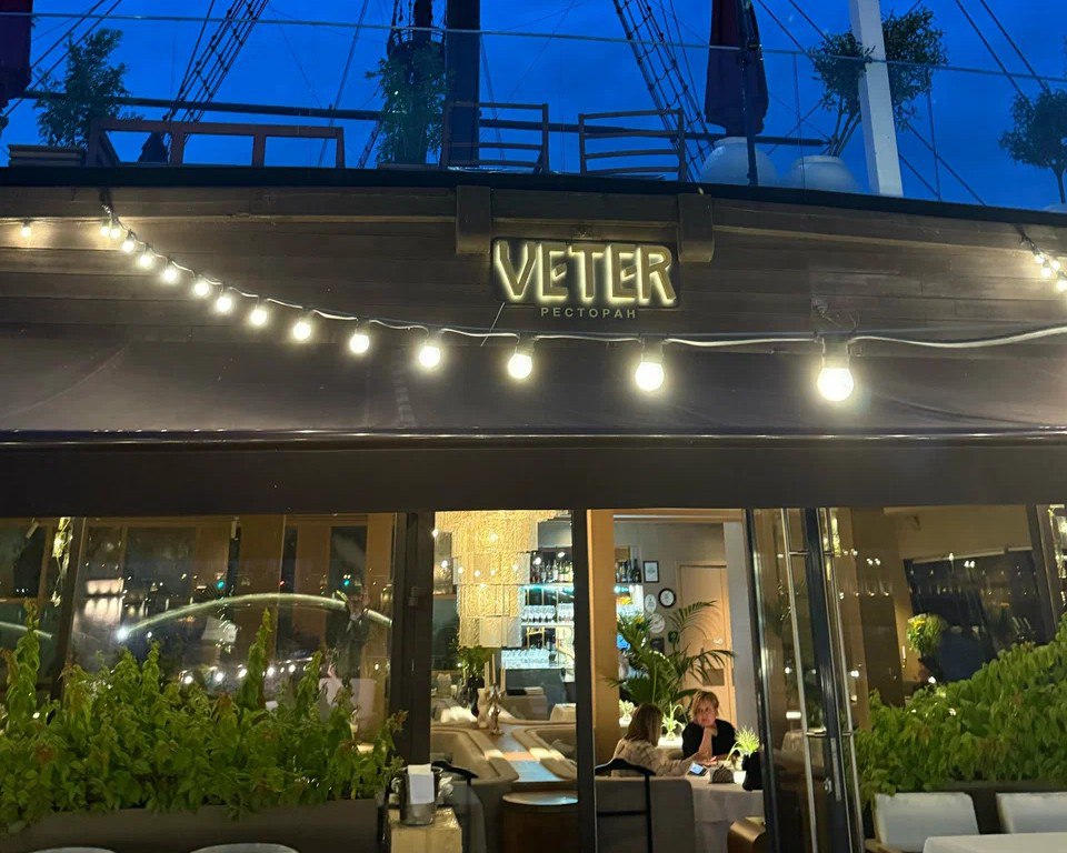 Ксения Собчак стала единственной владелицей ресторана Veter в Петербурге Журналист и телеведущая Ксения Собчак стала единственным владельцем компании Манила управлявшей закрывшимся в прошлом году рестораном Veter в Санкт Петербурге Переход 100 долей в ООО к Собчак был зарегистрирован в начале февраля 2026 г  Ресторан Veter располагался на судне Летучий голландец на Мытнинской набережной Изменение в структуре собственности произошло после закрытия заведения в октябре 2025 г и судебных разбирательств вокруг прав на бренд Veter Ранее 85 долей в компании принадлежали ресторатору Антону Пинскому основателю холдинга Pinskiy Co а у Собчак было 15 Яндекс Карты Telegram Max