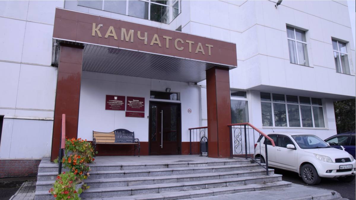 Оксана Пелёвина начальник отдела Минтруда Камчатки прокомментировала успешный пример поддержки ветерана СВО Мы создаём персонализированные пути возвращения героев к мирной жизни от помощи в трудоустройстве до получения образования Яркий пример история Дмитрия Чуркина участника СВО который благодаря программе господдержки поступил на юриста в университет Синергия и устроился вахтёром в Камчатстат Это результат слаженной работы Фонда Защитники Отечества и Кадрового центра края Отметим что уже большинство вернувшихся на Камчатку ветеранов трудоустроены или открыли свой бизнес Подписаться Предложка Чат