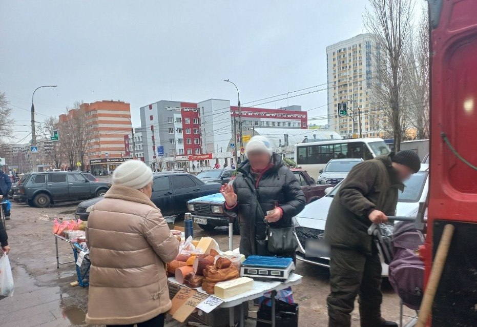 В Заволжском районе продолжается борьба с нелегальной торговлей  На стихийном месте торговли по проспекту Генерала Тюленева прошёл совместный рейд сотрудников полиции и районной администраций. Подобные рейды проводятся здесь регулярно, поскольку данное место является центром активной торговли.  Внимание к таким торговым точкам уделяется не случайно: продукция не проходит должной проверки, и, следовательно, за её качество никто не несёт ответственности. Это особенно актуально в отношении продуктов питания, так как они могут представлять серьёзную опасность. Повышенный риск касается в особенности продукции животного происхождения: мяса, молока, яиц, консервированных изделий и свежих овощей.  28 января сотрудники администрации совместно с представителем полиции в ходе проверки составили протоколы по статье 22 Кодекса Ульяновской области об административных правонарушениях. Работа в рамках своих полномочий будет продолжена.