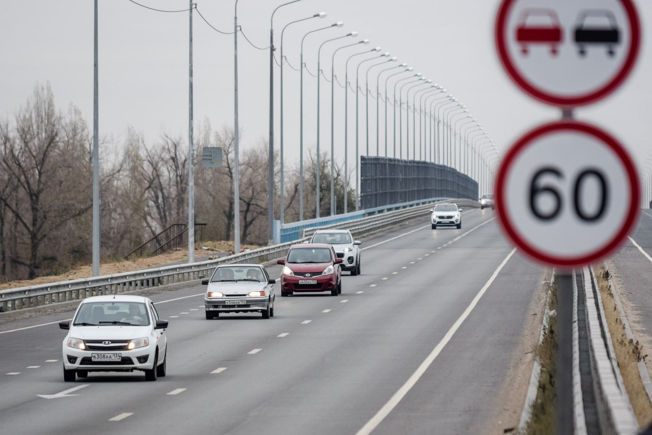 8 млн рублей потратят на проект ремонта моста через ВДСК Волгоградские власти выбрали подрядчика который составит проект ремонта моста в Красноармейском районе Им стало ООО Стройэкспертиза Компании предстоит выполнить работы до лета 2026 года Изначально планируется проведение тщательной проверки металлической конструкции моста Только после этого специалисты составят проект Так требуется модернизация дорожного покрытия замена и восстановление компенсационных стыков укрепление и реконструкция пролетных строений реставрация опорных элементов и самих опор восстановление конусов насыпи и подъездных путей к мосту установка новых парапетных ограждений и перил А еще необходимо привести в порядок опоры трамвайной контактной сети и системы уличного освещения в MAX