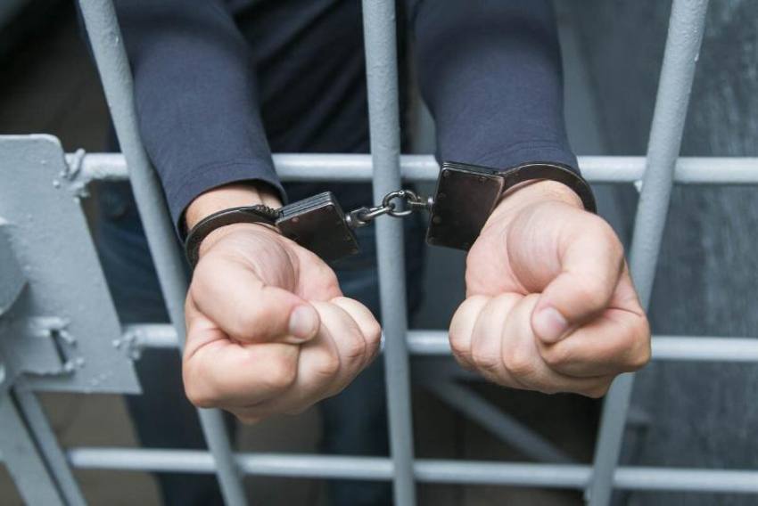 В Тымовске за неуплату алиментов осужден местный житель Тымовским районным судом вынесен приговор в отношении ранее судимого местного жителя признанного виновным в совершении преступления предусмотренного ч 1 ст 157 УК РФ неуплата средств на содержание детей Суд установил что подсудимый являясь трудоспособным лицом умышленно и при отсутствии уважительных причин не выполнял алиментные обязательства на содержание несовершеннолетнего сына В судебном заседании подсудимый вину признал и раскаялся в содеянном Государственный обвинитель с учетом наличия у виновного непогашенной судимости за совершение аналогичного преступления ориентировал суд на назначение наказания в виде реального лишения свободы Суд согласившись с мнением государственного обвинителя назначил подсудимому наказание в виде 4 месяцев лишения свободы в исправительной колонии общего режима Приговор в законную силу не вступил Сообщает Прокуратура Сахалинской области Подписаться на канал