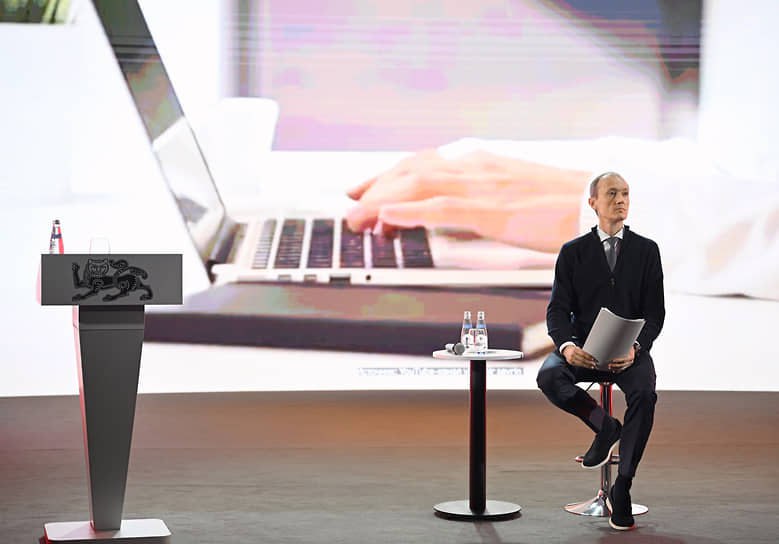 От Пушкинской карты до учета вагонов Как цифровизация экономит время и деньги В России одновременно реализуется 60 программ цифровой трансформации Их цель не просто оцифровать процессы а принести реальную пользу людям и экономике На совещании вице премьера главы аппарата правительства Дмитрия Григоренко с федеральными руководителями цифровой трансформации рассмотрели текущие результаты исполнения ведомственных программ цифровизации  Минкультуры Защищенная система Пушкинской карты уже в 2025 году пресекла мошеннические схемы на 200 млн рублей  Роскомнадзор Автоматизированный сбор отчислений за интернет рекламу уже принес в бюджет уже более 5 млрд рублей к концу года прогнозируется поступление не менее 7 млрд рублей  Росжелдор Учет вагонов теперь ведется онлайн за 1 день а не за 30 как раньше на бумаге Формат учета день в день позволяет обрабатывать порядка 15 тысяч заявок в год Каждая программа направлена на повышение эффективности работы отдельного ведомства и госуправления в целом Во все мероприятия этих программ мы закладывали ощутимые и счетные эффекты При таком подходе каждый бюджетный рубль вложенный в цифровизацию страны приносит вполне ощутимый результат сообщил Григоренко Подписаться на Российскую газету в   Читать нас в MAX