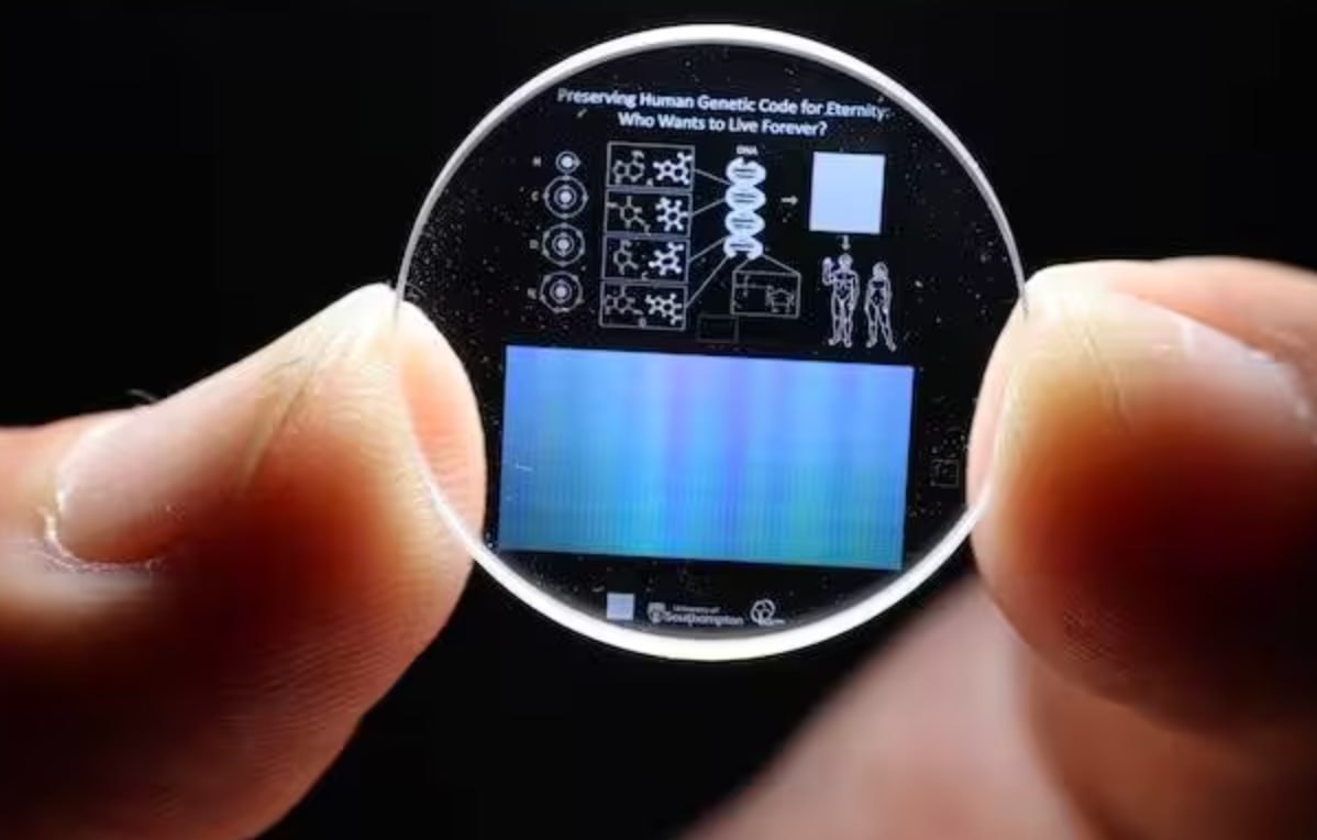 SPhotonix выпускает 5 дюймовый диск способный хранить 360 терабайт данных 14 миллиардов лет Носитель 5D Memory Crystal представляет собой пластину из плавленого кварцевого стекла данные на которой записываются с помощью фемтосекундного лазера кодирующего данные в наноструктурах Информация хранится в пяти измерениях трех пространственных координатах x y z а также ориентации и интенсивности наноструктур которые считываются оптически с помощью поляризованного света Обещанный срок жизни носителя 13 8 миллиардов лет А гарантию как обычно дадут 1 год