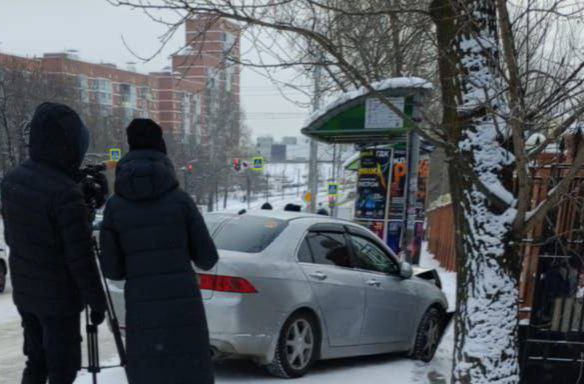 Протаранил остановку  Сегодня в Хабаровске на Краснореченской Honda Accord въехал в остановку "Индустриально-экономический колледж".  По данным Госавтоинспекции, пострадавших нет.    Подписаться   Прислать новость