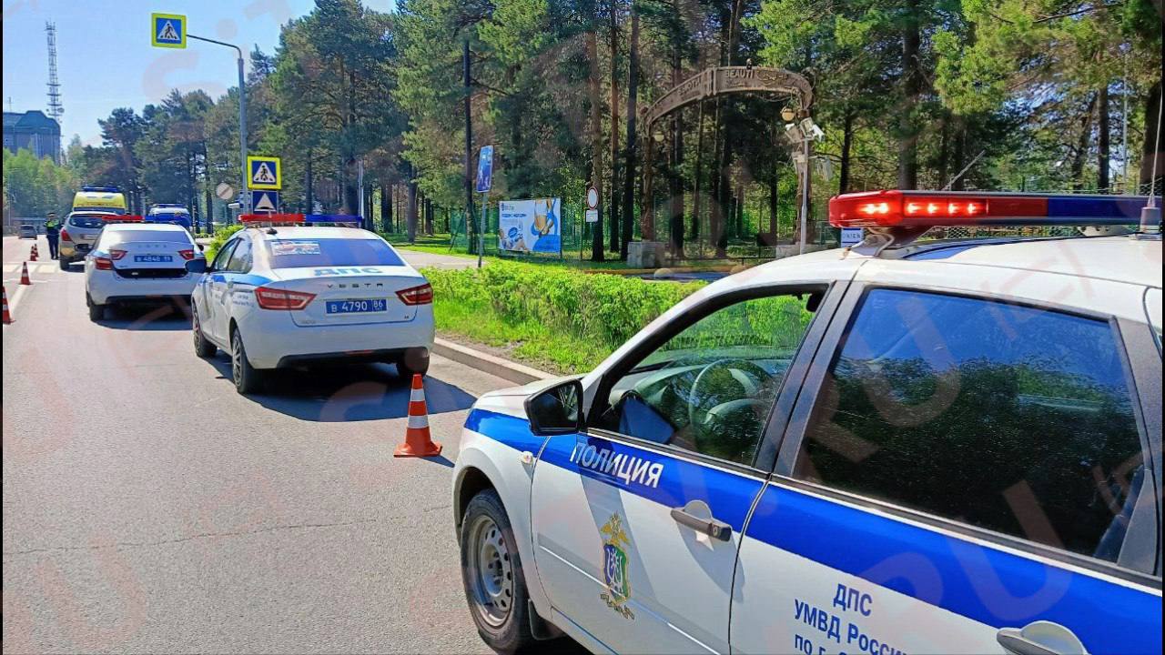 В Сургуте на нерегулируемом пешеходном переходе сбили женщину  Инцидент произошёл у дома на улице Республики, 90. По предварительной информации, автомобиль «Ниссан» наехал на женщину 1968 года рождения, переходившую дорогу по «зебре», ее сейчас осматривает скорая.  На месте работают инспекторы ДПС, устанавливаются все обстоятельства случившегося.    Подписаться   Прислать новость