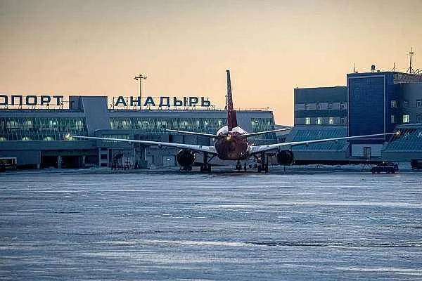 Авиарейсы задерживаются в аэропортах Чукотки и Магадана из за непогоды Запланированные на четверг вылеты нескольких авиарейсов из аэропортов Анадыря Чукотка и Магадана задерживаются из за непогоды вылета ожидают более 500 пассажиров Об этом сообщает Интерфакс со ссылкой на данные Дальневосточной транспортной прокуратуры Сегодня в связи с неблагоприятными погодными условиями в аэропорту Анадырь Чукотский автономный округ задержан вылет рейса в Москву авиакомпании Аэрофлот запланированный на 15 25 Вылет перенесен на 10 апреля Ожидают отправления 307 пассажиров из них 15 несовершеннолетних говорится в сообщении В аэропорту Магадан задержаны вылеты рейсов в Новосибирск Эвенск и Синегорье Вылета ожидают более 200 пассажиров aviaru net n294387 Оставайся в информационном потоке подпишись на наш канал в MAX
