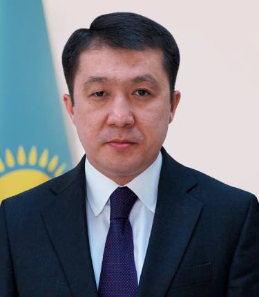 Президент объявил выговор министру транспорта Касым-Жомарт Токаев провел заседание Совета Безопасности, где раскритиковал ситуацию в транспортной отрасли, указав на хроническое невыполнение планов и системные проблемы. Глава государства перечислил ключевые недоработки: - заторы на границах; - неудовлетворительное состояние пунктов пропуска; - отставание в реализации стратегических транзитных проектов; - дефицит авиатоплива. Особое внимание было уделено необходимости развития "зелёных коридоров" и интеграции Казахстана в глобальные логистические цепочки. По итогам совещания министру транспорта Марату Карабаеву объявлен выговор с требованием исправить положение. /atamekenbusiness