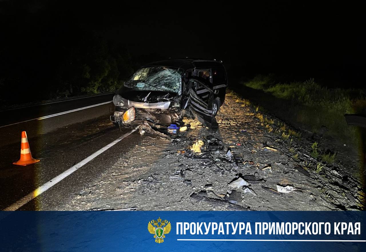 Прокуратура проверяет ДТП с погибшим и пострадавшими в Спасске-Дальнем Вчера на 487 километре автодороги А-370 возле села Духовское произошло ДТП, в результате которого погиб один человек и трое получили травмы. Водитель Hyundai Starex при обгоне выехал на встречную полосу и столкнулся с Lexus LS 460. В результате аварии пассажир Lexus — мужчина 1978 года рождения — скончался на месте. Водители Hyundai и пассажир были доставлены в больницу с различными травмами. Прокуратура проведет проверку и даст оценку законности принятых решений по итогам расследования. Фото: прокуратура
