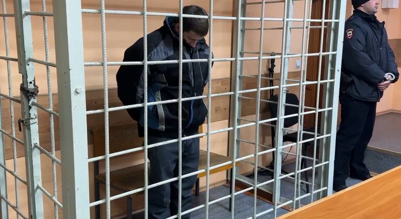 К 4 годам колонии суд приговорил жителя Канска за систематическое насилие над детьми Напомним в апреле 2025 г в частном доме на ул Герцена в Канске 29 летняя женщина лишила жизни своих троих малолетних детей используя для этого топор Позднее экспертиза установила что болезнь лишила ее возможности осознавать характер и общественную опасность своих действий и руководить ими Единственный выживший 7 летний сын в момент преступления находился в школе и затем был изъят из семьи В ходе расследования выяснилось что с 2014 г супруг женщины систематически применял к ней физическое и психологическое насилие С 2018 г он использовал противоправные методы воспитания по отношению к своим детям неоднократно избивал сыновей Осенью 2024 г медсестра во время патронажа заметила следы на теле одного из мальчиков За это мужчина однократно был привлечен к административной ответственности за побои ст 6 1 1 КоАП РФ Суд признал мужчину виновным в истязании пп а г ч 2 ст 117 УК РФ и приговорил его к 4 годам колонии общего режима Также по иску прокурора суд взыскал в пользу ребенка компенсацию морального вреда в размере 300 тыс руб Выживший ребёнок находится в Канском детском доме им Ю А Гагарина под медицинским и психологическим наблюдением Сайт Тelegram ВК