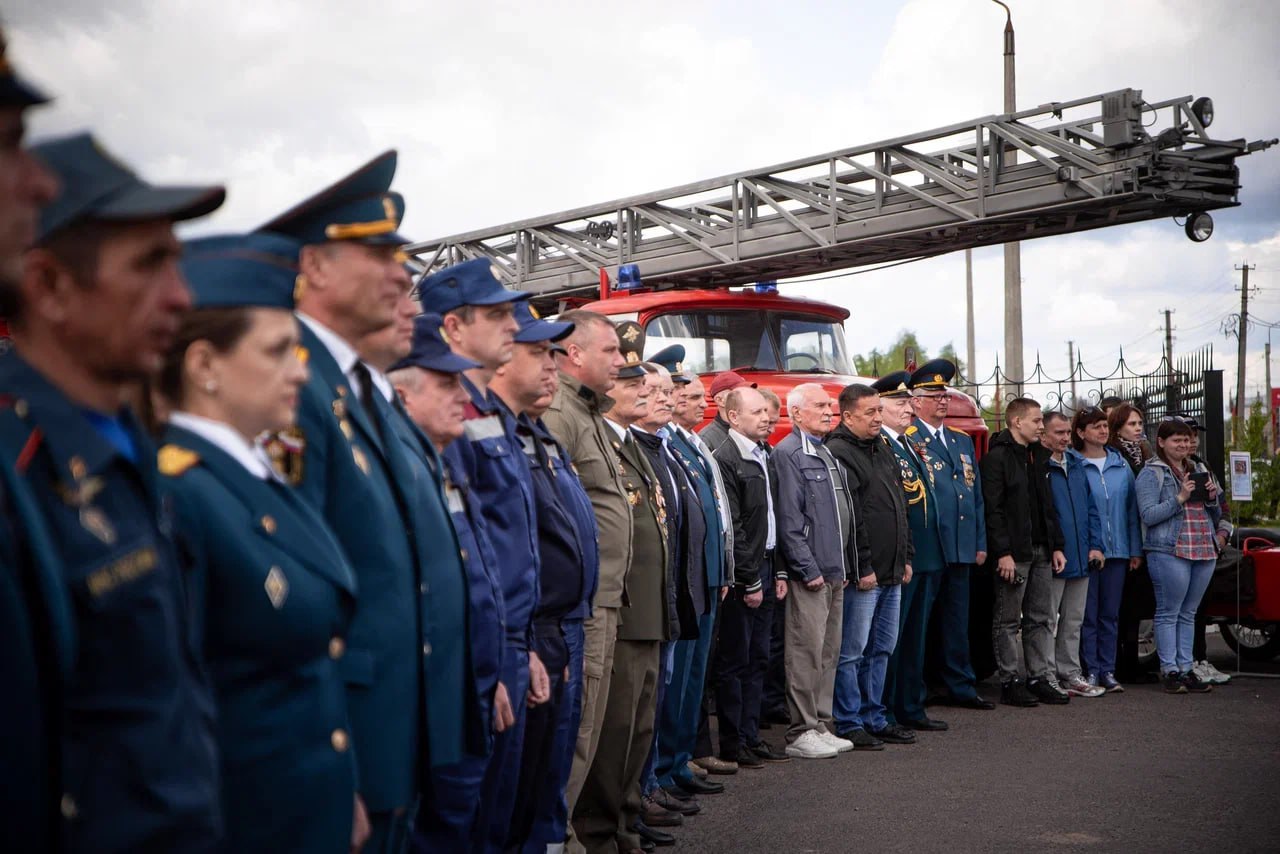 В Курске открыли памятник пожарному ретро-автомобилю к 376-й годовщине Пожарной охраны России На базе 8-й пожарно-спасательной части состоялось торжественное открытие памятника пожарному ретро-автомобилю, посвященное 376-й годовщине Пожарной охраны России. — Годовщину создания противопожарной службы, 376 лет мужества и героизма, которые навсегда вписаны в историю нашей страны, отмечаем сегодня, — подчеркнул врио губернатора Александр Хинштейн. — Именно здесь, на курской земле, мы отчетливо понимаем, насколько высоко самопожертвование людей, посвятивших себя этому делу. Ежедневно сотрудники пожарной охраны выезжают на тушение пожаров, которые происходят в результате ударов со стороны ВСУ. Каждый раз, прибывая на места происшествий, курские огнеборцы показывают оперативность, чёткость и слаженность. — Этот праздник напоминает нам о самоотверженности и героизме тех, кто ежедневно рискует жизнью ради безопасности каждого жителя города, — отметил и. о. главы города Сергей Котляров. Александр Хинштейн и начальник главного управления МЧС России по Курской области, генерал-майор внутренней службы Иван Лунев удостоены высокой чести открытия. Руководитель епархиального отдела по связям с вооруженными силами и правоохранительными органами отец Дионисий совершил обряд освящения памятника святой водой. Это действие символизирует благословение и духовную защиту для тех, кто отдал свою жизнь, служа Отечеству. Память тех, кто отдал свои жизни, выполняя служебные обязанности, была почтена минутой молчания. Для гостей мероприятия была проведена экскурсия по специально оборудованным учебным и практическим зонам подразделения. Целью экскурсии является ознакомление с уникальными особенностями и специфическими чертами профессии пожарного. Фото: Рина Горлова, Ольга Заводнова.