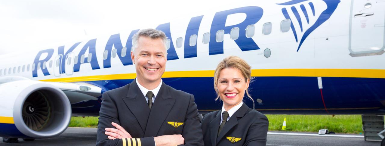 Ryanair введет штрафы для пассажиров, опаздывающих на рейс.     Если туристы прибудут на регистрацию менее чем за 40 минут до вылета, им придется заплатить 100 фунтов  11,5 тыс. руб. .     Точно такую же сумму придется выложить при перебронировании билета на следующий рейс в течение часа после вылета.     Кроме того, за неонлайн-регистрацию в аэропорту взимается дополнительная плата в 55 фунтов.   Компания предупреждает пассажиров следить за изменениями и приезжать заранее. С мая 2025 года Ryanair отменит стойки регистрации и бумажные посадочные талоны.