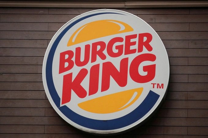Рестораны Burger King откроются в Узбекистане через месяц полтора Учредитель International Beverages Tashkent Шухрат Эргашев анонсировал скорый запуск первых локаций Burger King в Узбекистане По его словам это событие станет знаком доверия к местному рынку со стороны международной сети местным франчайзи которой выступает производитель напитков Pepsi Adrenaline Rush и Lipton Перед выходом на зарубежные рынки компании смотрят есть ли там Burger King и McDonald s Это очень большой глобальный конгломерат который мы привели в Узбекистан В ближайший месяц полтора они уже запустятся Из года в год мы будем открывать рестораны по всему Узбекистану заявил Эргашев В Ташкенте на первом этапе планируется открыть три заведения в ТРЦ Tashkent City Mall Seoul Mun и у станции метро Беруний Здесь же может разместиться центральный офис сети в Узбекистане и всей Центральной Азии   www spot uz ru 2025 11 10 burger king Telegram Instagram YouTube