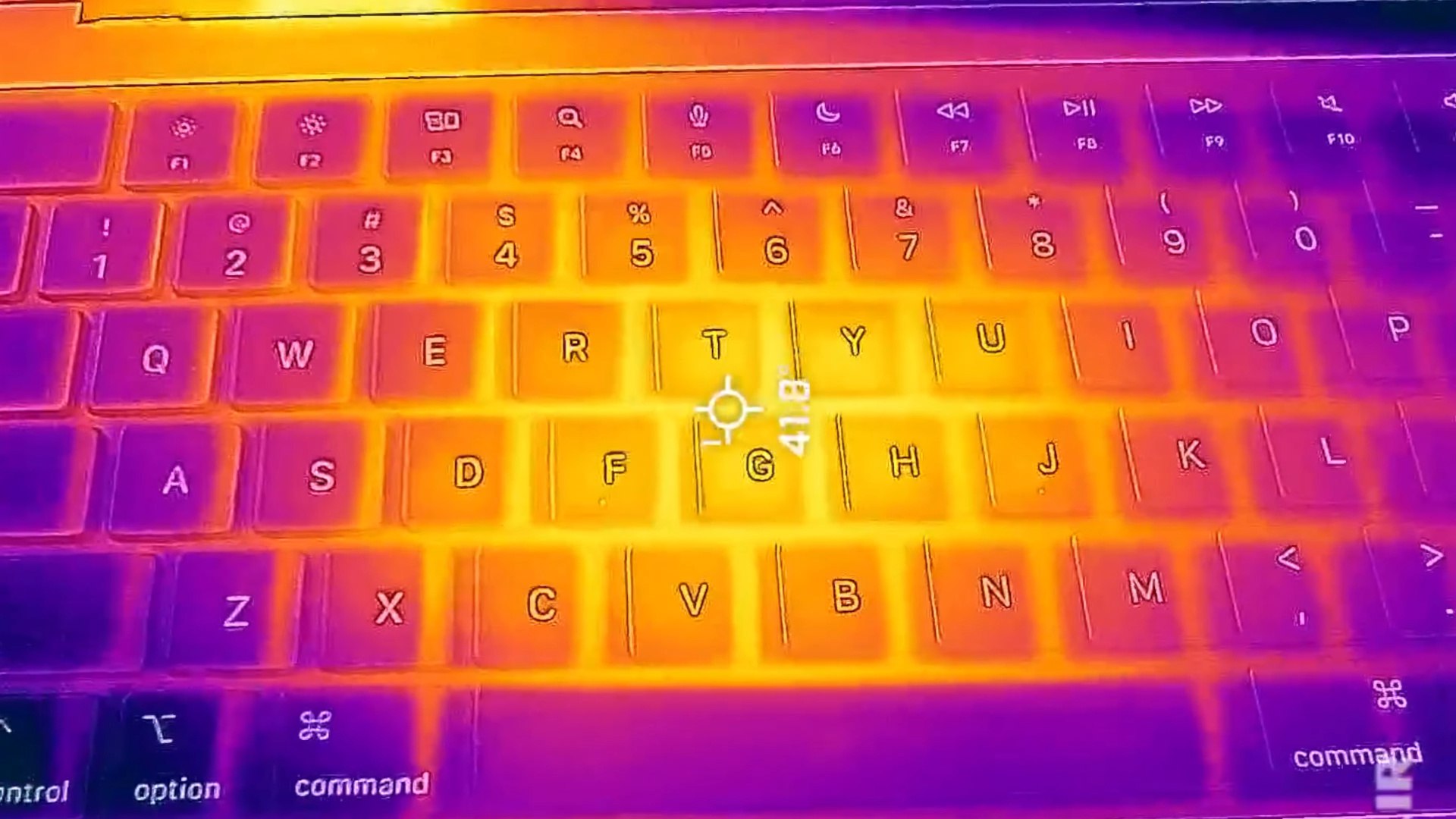 MacBook Pro M5 перегревается до 106 C при рендеринге Новый MacBook Pro на M5 демонстрирует перегрев до 106 C под нагрузкой из за неизменной системы охлаждения с одним вентилятором Чип потребляет на 60 больше энергии чем M4 но сохраняет приемлемый нагрев корпуса 42 C При этом грядущий MacBook Air на M5 будет вообще без активного охлаждения мощность требует жертв как обычно дизайн важнее эффективности Следи за новостями VA PC Наш менеджер для связи