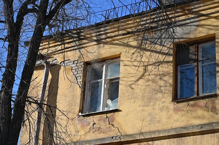 Волгоградское УФАС включило в реестр недобросовестных поставщиков ООО Инженерсервис из города Горно Алтайск Эта фирма еще зимой выиграла конкурс на снос аварийного двухэтажного дома в Красноармейском районе Волгограда но сорвала все сроки В итоге контракт был расторгнут сообщает V102 RU Соответствующее обращение в УФАС поступило от МКУ Служба единого заказчика застройщика администрации Волгограда которое и приняло решение об одностороннем отказе от исполнения контракта из за существенных нарушений его условий подрядчиком Так по условиям ООО Инженерсервис в срок до 31 мая 2025 года предстояло выполнить комплекс работ по сносу аварийного многоквартирного дома 54 на ул им Сулеймана Стальского в Красноармейском районе Мы в МАХ   max ru v102ru Подписывайтесь