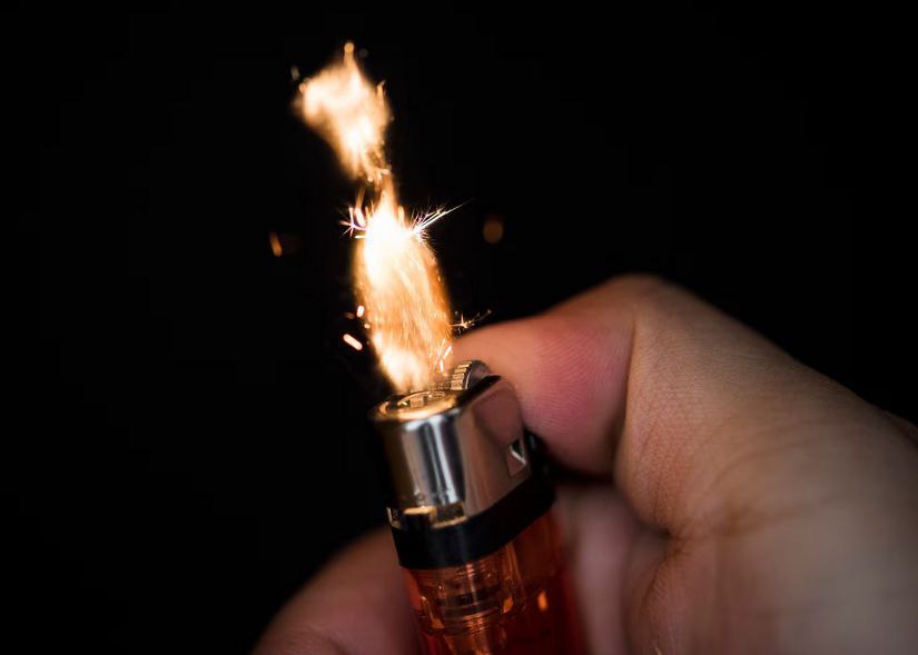 Подпалила волосы другой из хулиганских побуждений Женщину которая подожгла незнакомке волосы в баре оштрафовали на 500 тысяч Вердикт вынес Советский районный суд Улан Удэ и теперь 45 летней улан удэнке придётся рассчитаться Находясь в одном из баров Улан Удэ из хулиганских побуждений она с помощью зажигалки подожгла волосы ранее незнакомой девушке причинив ей физическую боль и моральные страдания сообщили в суде