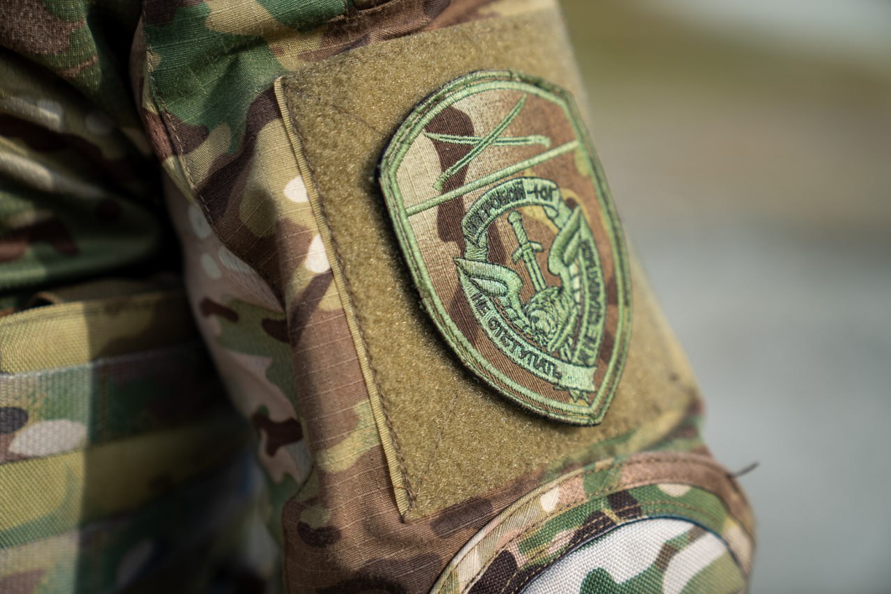 Росгвардия оказала содействие при задержании в городе Сочи разыскиваемых по каналам Интерпола особо опасных преступников ОМОН Зверобой Юг территориального управления Росгвардии оказал силовую поддержку представителям НЦБ Интерпола МВД России ФСБ и МВД России в задержании троих граждан Турции разыскиваемых на родине за совершение особо тяжких преступлений Среди задержанных лидер одной из крупнейших и влиятельных организованных криминальных группировок в Турции Он обвиняется в совершении ряда преступлений таких как незаконный оборот наркотиков и оружия нанесение телесных повреждений и повреждение имущества Другой находился в розыске с февраля 2025 года по обвинению в убийстве покушении на убийство и нанесении телесных повреждений Третий фигурант разыскивался на международном уровне за умышленное убийство Сегодня злоумышленников передали турецким полицейским в аэропорту города Сочи Росгвардия Кубань Сочи rosgvard krasnodar