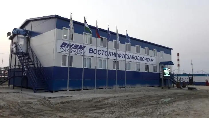 ФНС не удалось вывести Газпромбанк из реестра кредиторов ВНЗМ Федеральной налоговой службе не удалось вывести Газпромбанк из реестра требований кредиторов башкирского ПАО «Акционерная компания Востокнефтезаводмонтаж». Об этом пишет «Коммерсантъ-Уфа». В апелляционном суде ФНС утверждала, что долг ВНЗМ в размере 3,3 млрд рублей возник в результате договоров, которые банк подписал с предприятием, зная, что последний находится на грани банкротства. Суд не согласился с доводами, отметив, что Газпромбанк пытался помочь ВНЗМ в финансовом оздоровлении. Напомним, что Газпромбанк вошел в реестр кредиторов ПАО АК «Востокнефтезаводмонтаж» в конце 2024 года на 3,3 млрд рублей. Федеральная налоговая служба уже ранее пыталась это оспорить и в суде заявила, что долг нефтесервисной компании возник из-за кредитных договоров, которые были подписаны с банком. ФНС утверждала, что Газпромбанк знал о состоянии ВНЗМ. Суд же с доводами ФНС не согласился и указал, что за месяц до залога, ВНЗМ обсуждал с налоговой «возможность урегулирования задолженности должника перед бюджетом, а также банком как крупнейшим кредитором», а ФНС «допускала возможность реструктуризации задолженности должника». В конце апреля 2025 года Арбитражный суд Башкирии признал ПАО «Акционерная компания Востокнефтезаводмонтаж» банкротом и открыл процедуру конкурсного производства на шесть месяцев. Так, были прекращены полномочия генерального директора, которого обязали передать всю документацию конкурсному управляющему. Обратная связь Подписаться