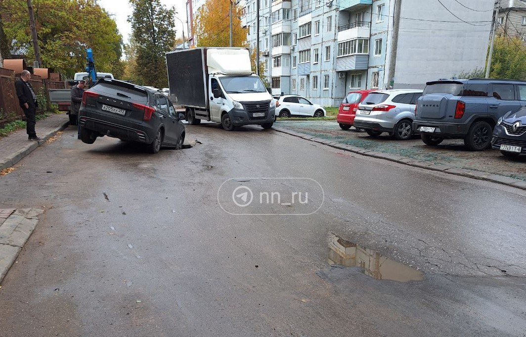 Машина начала проваливаться под землю у дома 1 на улице Краснозвездной рассказал наш подписчик В целом состояние дорожного покрытия по этому проезду вызывает опасения так как оно постоянно разбивается строительной техникой которая строит ЖК Зенит 2 добавил мужчина Подпишись Предложи новость