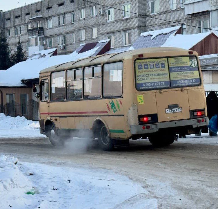 Ряд автопернвозчиков в Биробиджане отказываются заключать контракты с мэрии   Предприниматели, обслуживающие маршруты № 3, 7, 19 и 26, не хотят подписывать документ, в связи с чем  могут возникнуть сбои в соблюдении расписания, отметили в администрации города.   На линии может работать  меньшее количество автобусов, которое должно.  "Мэрия Биробиджана предпринимает всевозможные меры по недопущению срыва регулярных автоперевозок и прорабатывает все варианты по поиску потенциальных перевозчиков. На решение проблемы может уйти около двух недель. Сейчас прорабатывается ворпрос с предпринимателями, которые готовы взять на обслуживание маршрутам № 3, 7, 19 и 26.  Кроме того, управление ЖКХ мэрии города приглашает перевозчиков, имеющих лицензию на данный вид деятельности для заключения контрактов в рамках действующего законодательства по вышеуказанным муниципальным  маршрутам  по адресу: ул. Шолом-Алейхема, 25. Тел +74262222426 ", - говорится в сообщении пресс-службы городских властей.       Телетайп