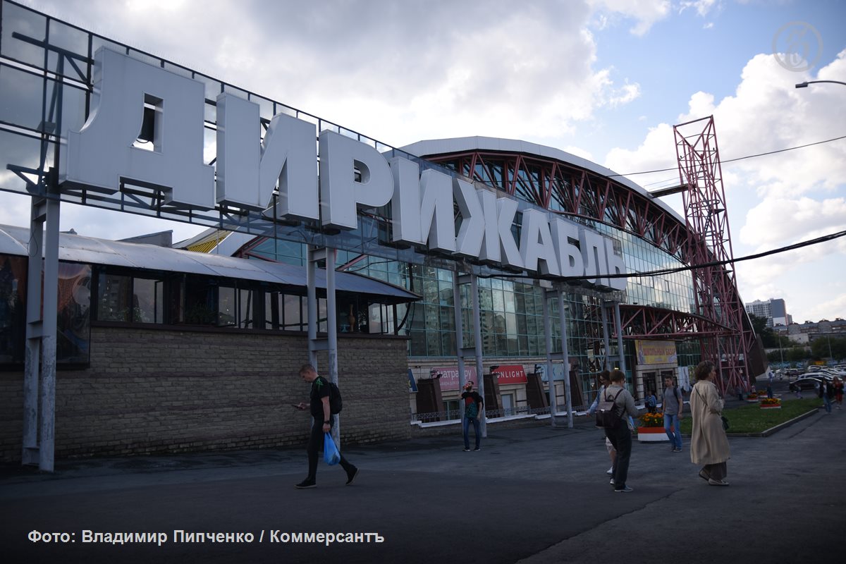 На месте торгового центра «Дирижабль» в Ботаническом районе Екатеринбурга появится квартал многофункциональной застройки, рассказал в своем telegram-канале главный архитектор города Руслан Габдрахманов.  «Помимо жилья, там  на месте ТЦ «Дирижабль». — прим. ред.  будут сформированы и коммерческая, и некоммерческая функции. Это офисы, ритейл, площади, связанные с образованием. В настоящее время выдано право на разработку проекта планировки. И как раз в рамках разработки проекта будут определены основные показатели, основные функции и срок реализации данного проекта»,— пояснил господин Габдрахманов.  Руслан Габдрахманов отметил, что смешанная застройка на месте ТЦ «Дирижаль» утверждена в генеральном плане Екатеринбурга.