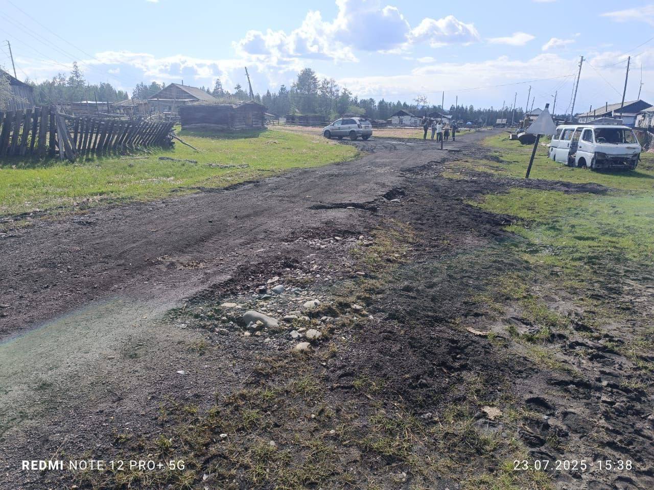 В Якутии уже более 140 заявителей получили выплаты после дождевого паводка  В пострадавших от паводка районах Якутии продолжается работа по оценке ущерба и оказанию помощи жителям, от которых поступило уже почти 1900 заявлений на выплаты.  По состоянию на утро 28 июля поступило 1883 заявления, из них 1350 — на получение единовременной материальной помощи, 532 — на компенсацию за утрату имущества первой необходимости, одно — на выплату в связи с причинением вреда здоровью.  По 145 заявлениям уже приняты положительные решения, направлены платёжные поручения на общую сумму 2 миллиона 840 тысяч рублей.  По предварительным данным, в результате стихии повреждено 124 жилых помещения, из них 5 утрачены полностью.  В село Оймякон продолжают прибывать бригады из районов. Первыми прибыли команды из Сунтарского улуса, ожидаются также бригады из Горного и Нюрбинского районов. До конца месяца все отряды должны прибыть на место, определить фронт восстановительных работ и приступить к их выполнению.  Параллельно к устранению последствий паводка приступили хозяйствующие субъекты. Ведутся работы в сфере жилищно-коммунального хозяйства, а также по линии АО «Саханефтегазсбыт».  Пострадала дорожная инфраструктура — 72 участка региональных и муниципальных автомобильных дорог. По региональной трассе «Оймякон» осталось восстановить 5 участков из 30. На направлении Томтор — Оймякон из 42 участков завершены работы на 23, продолжается ремонт внутрипоселковых дорог.  Глава Якутии Айсен Николаев на прошлых выходных лично работал в Оймяконском районе, встречался с жителями, оценил ситуацию на местах. По его поручению сумма материальной помощи пострадавшим гражданам увеличена в два раза — со 100 до 200 тысяч рублей.  #сахасирэ #ольгабалабкина #мыработаем #якутия #арктика #экология #арктическаяякутия #оймяконскийрайон