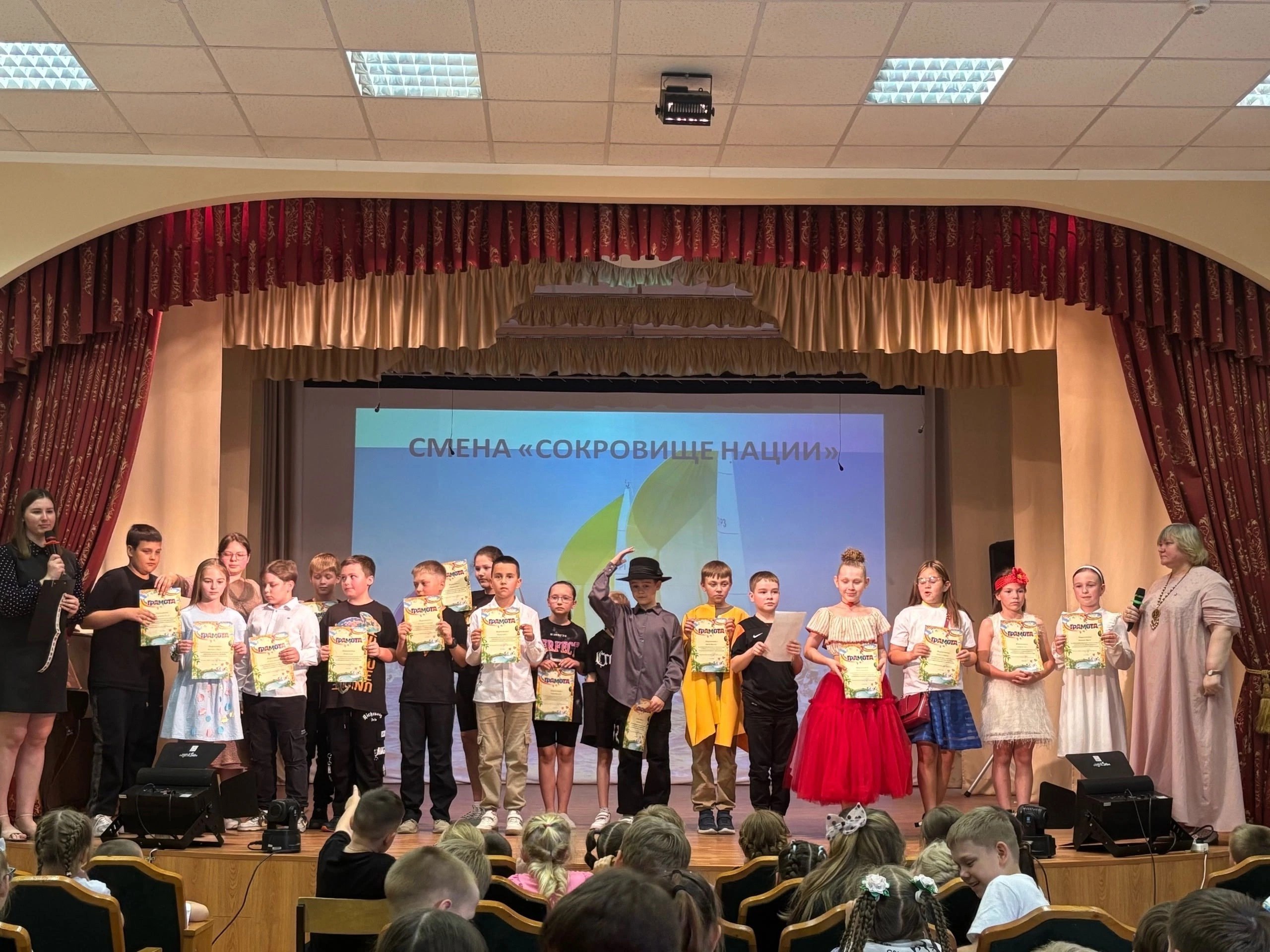 В течение июня в 32 пришкольных лагерях отдохнуло более пяти с половиной тысяч юных горожан. 21 день пролетел стремительно. Мальчишки и девчонки принимали активное участие в конкурсах, викторинах, спортивных соревнованиях, эстафетах, экскурсиях, занятиях. Ребята стали участниками мероприятий, посвященных Международному дню защиты детей, Дню России и города Тамбова, Дню памяти и скорби, Дням единых действий. Смена закончилась, подарив много интересных воспоминаний, но каникулы продолжаются! С 1 июля стартует проект «Лето во дворе». По вторникам и пятницам школы и организации дополнительного образования будут проводить спортивно- развлекательные мероприятия на дворовых площадках. Завтра, если погода позволит, 12 гимназия и лицей №6 проведут первую программу цикла в фитнес-парке на Набережной.