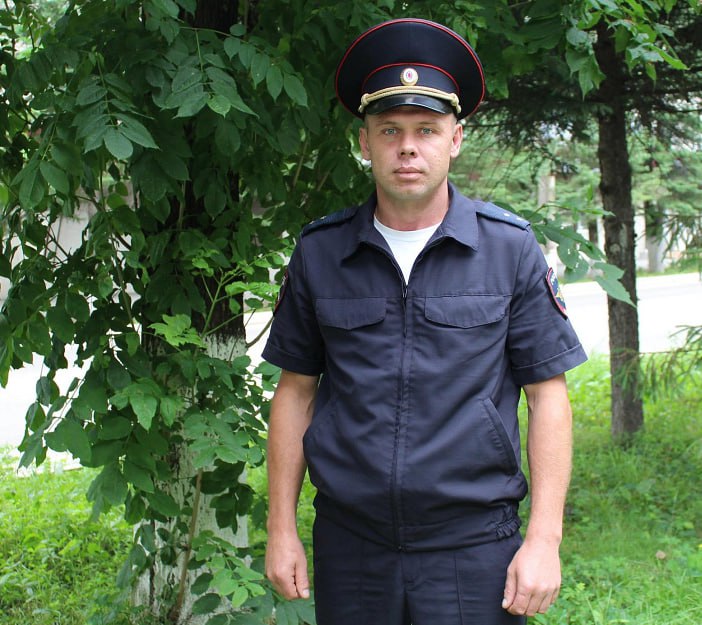 В Еврейской автономной области полицейский помог выбраться девушке из заболоченной местности Андрей Муратов находился в отпуске у себя дома в посёлке имени Лукашова, что в пригороде Биробиджана. В вечернее время он услышал лай собак. Выйдя на улицу, страж правопорядка различил слабые стоны, доносившиеся со стороны леса за его участком. Он пошёл на звук и увидел девушку, которая увязла в трясине, барахталась и не могла самостоятельно выбраться. Не раздумывая сотрудник полиции поспешил ей на помощь. Он смог вызволить её из опасного места, а потом привёл к себе домой, после чего вызвал наряд патрульно-постовой службы. Позже выяснилось, что гражданка направлялась из Биробиджана к родственникам, но потеряла ориентацию, а когда стемнело, угодила в болотистую местность. Полицейские доставили девушку, находившуюся в шоковом состоянии, в медицинское учреждение. Сейчас её жизни и здоровью ничего не угрожает.