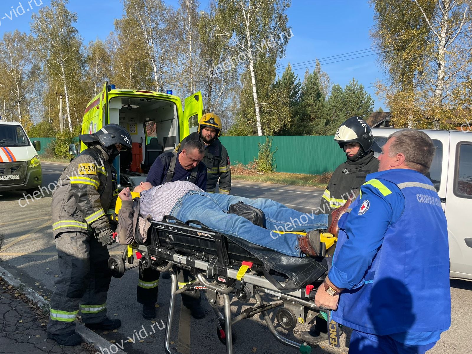 Два человека пострадали при лобовом ДТП в городском округе Чехов    Лобовое ДТП случилось возле деревни Перхурово городского округа Чехов в субботу, 12 октября. Пострадали двое. Об этом редакции «Чехов Вид» сообщили очевидцы.     Лоб в лоб столкнулись Renault Duster и Fiat Doblo. В первом автомобиле находился мужчина 72-ух лет, он получил черепно-мозговую травму и, предположительно, перелом бедра. У 54-летнего водителя «каблучка» – рваные раны на ноге и руке, возможно, перелом ключицы и ЧМТ.     Первую помощь пострадавшим оказали спасатели ПСЧ-311. Затем обоих мужчин доставили в больницу экипажем медицины катастроф.     На месте работают сотрудники ДПС. Причины и обстоятельства аварии устанавливаются.