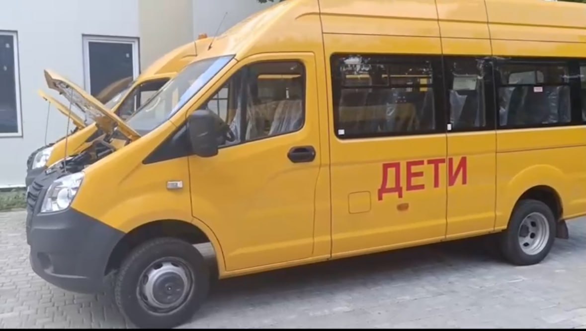 Десять школьных автобусов передали в школы Запорожской области «Теперь наши дети будут в комфортных условиях развозиться по школам. Это очень важно, потому что некоторые населенные пункты находятся в отдалении от школы. Эти автобусы, полученные по линии Минпромторга России, будут возить детей в Мелитопольском районе, Константиновке, Приморском, Черниговском и Михайловском районах», — сообщил министр образования и науки региона Александр Калягин. Автобусы направлены в Мелитопольский район, а также в населенные пункты Константиновка, Приморское, Черниговка и Михайловка. Южная служба новостей