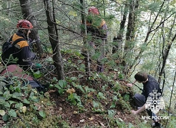 Турист застрял на шестиметровой скале в Слюдянском районе Юноша не мог спуститься самостоятельно и был спасён спасателями МЧС Читать подробнее на сайте