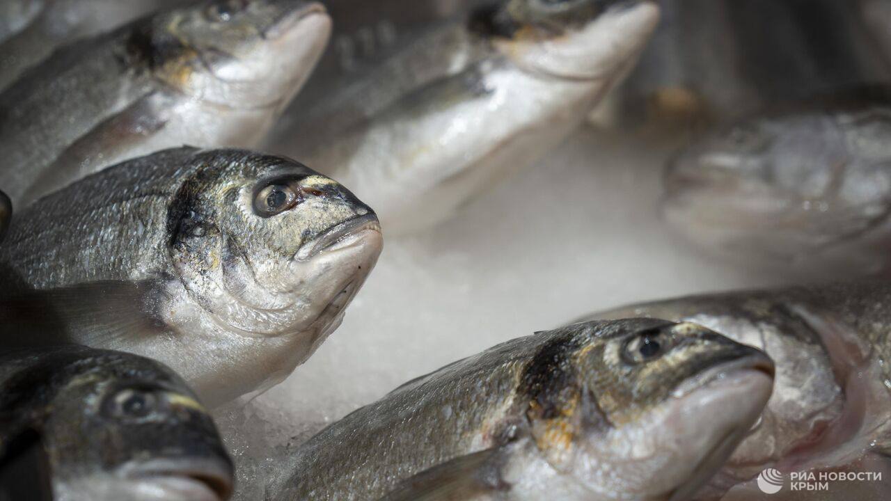 Более 26 тонн неликвидных продуктов изъяли из оборота в Крыму.  Такие данные на брифинге в пресс-центре РИА Новости Крым озвучил руководитель Азово-Черноморского межрегионального управления Россельхознадзора Арсен Арзиев.  Нормам, по его словам, чаще всего не соответствовали мясо и рыба.   Основными нарушениями являются отсутствие маркировки и истечение срока годности.  2  4  ⏹5  6