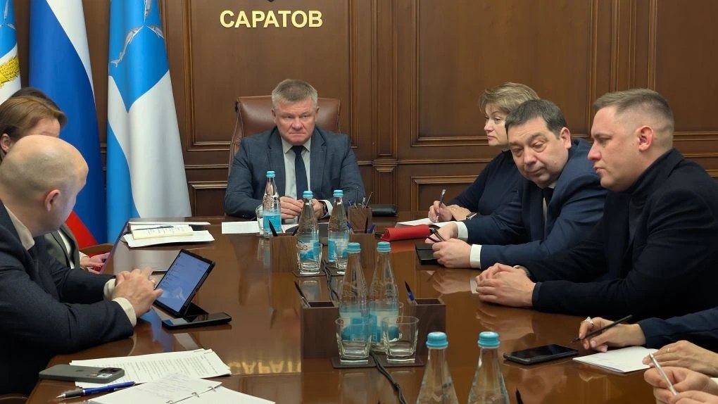 На утреннем совещании с профильными заместителями руководителями структурных подразделений и главами районных администраций обсудили ход уборки города от снега Руководителям поставлена задача вести личный выездной контроль на вверенных территориях Необходимо видеть ситуацию своими глазами и оперативно перебрасывать ресурсы туда где это требуется Активно привлекать дополнительные ресурсы Все необходимые средства на это выделены Особое внимание дворовым территориям Председателю комитета ЖКХ поручено вывести группы жилищного контроля на проверку работы управляющих организаций За несоблюдение правил благоустройства меры административного воздействия Председателю комитета муниципального контроля организовать рейдовые мероприятия по торговым объектам Прилегающие территории магазинов и предприятий должны быть расчищены Особый контроль за работой общественного транспорта Профильным службам поручено в постоянном режиме следить за выходом подвижного состава и соблюдением интервалов движения