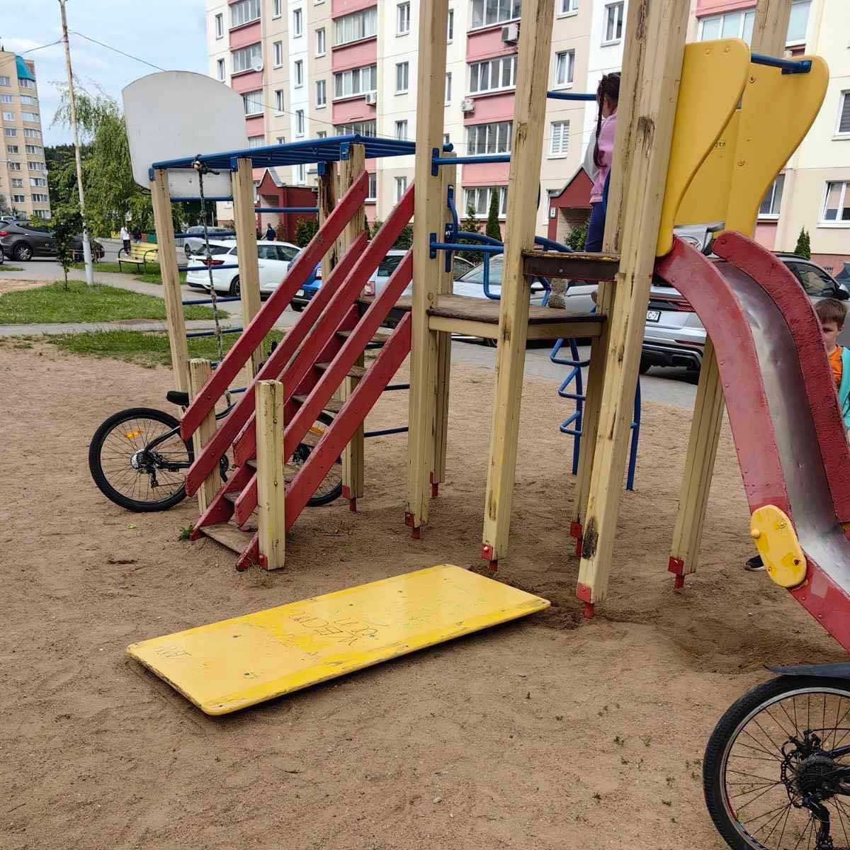 Узнали, когда отремонтируют детскую площадку в Боровлянах Жительница Боровлян обратила внимание на состояние детских игровых площадок по улице Первомайская д. 48/1 и 48/2. Фото она выложила в Viber-сообществе Боровлянский сельсовет. Состояние конструкций действительно оставляет желать лучшего: горки сломаны, краска облезла, а местами и вовсе опасно играть… Мы выяснили, планируют ли привести в порядок детские площадки и когда можно будет посещать их без опаски!