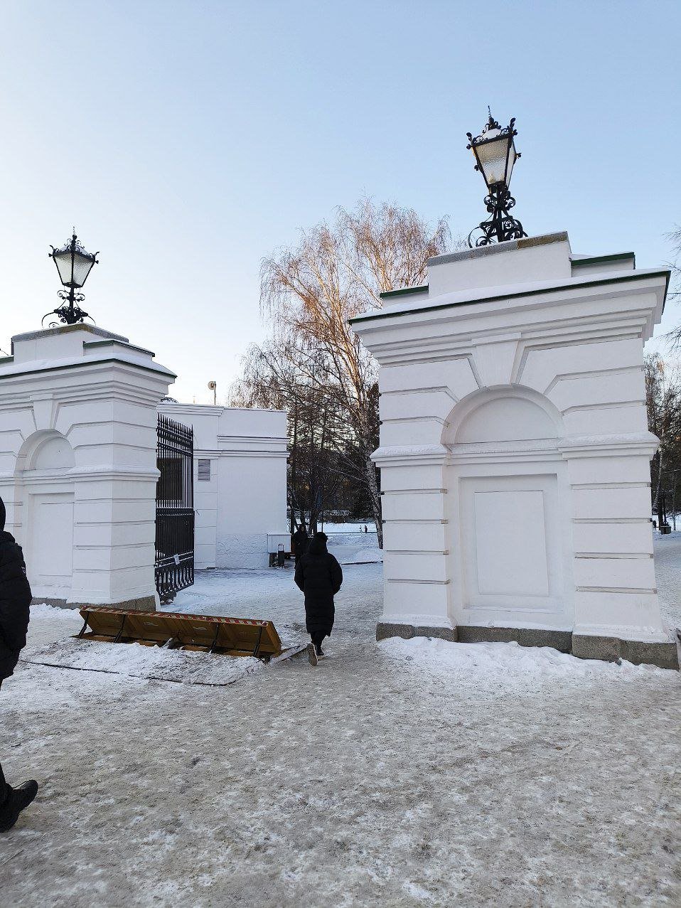 Вау! Въезд в Исторический сквер перегородили с Малышева.   А что случилось? Семь лет уверяли, что ничего сделать нельзя. "Террористическая угроза? Небезопасно? Да вы что, всем тачкам в Историческом сквере мы рады". Примерно так мне отвечали в мэрии, администрации района и ГИБДД на требование ограничить въезд в сквер через тротуар на ул.Малышева - Горького.   Молодцы!