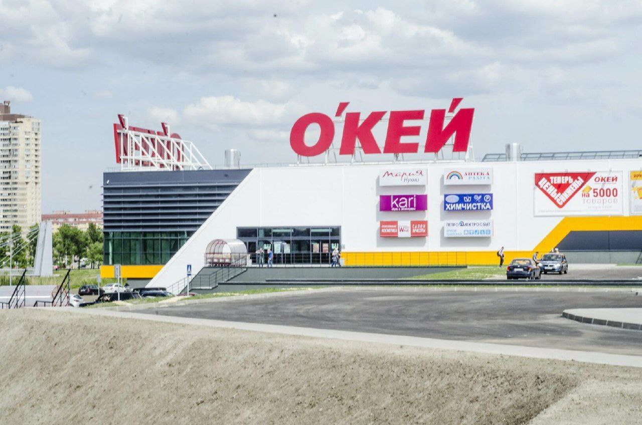 Ритейлер "ОКей" в III квартале увеличил выручку на 4,4%   Ритейлер "ОКей"  OKey Group  в III квартале 2024 года получил чистую розничную выручку в 51 млрд рублей, что на 4,4% превышает показатель аналогичного периода 2023 года, сообщила компания.  Продажи сопоставимых магазинов  LfL  выросли на 3,2%, а средний чек - на 5,8% год к году. Трафик в отчетном периоде сократился на 2,5%.  Согласно пресс-релизу, чистая выручка гипермаркетов "ОКей" выросла на 1%, до 33,3 млрд рублей благодаря росту выручки LFL на 1%. Дискаунтеры "Да!" увеличили этот показатель на 11,5%, до 17,7 млрд рублей, за счет роста LFL выручки на 7,8% и увеличения торговых площадей. #okey