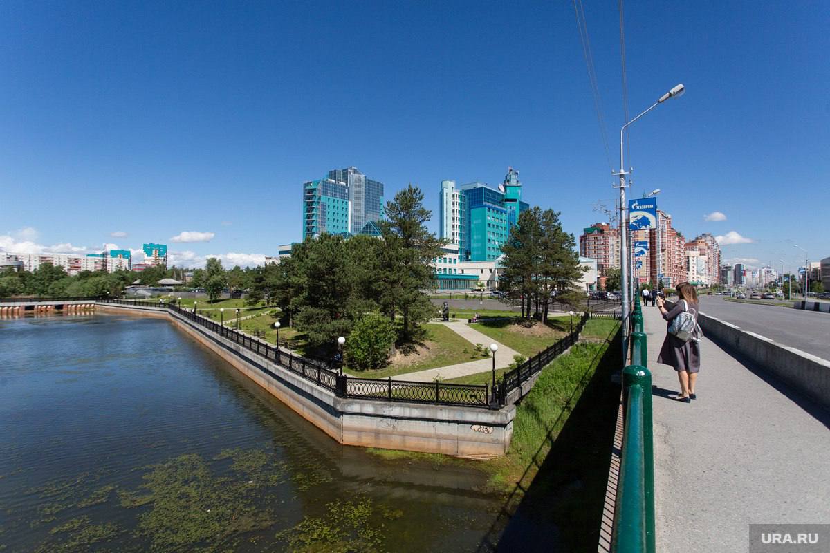 Представили проект застройки центра города возле парка «За Саймой» власти Сургута В проекте площадь застройки достигает 206,6 тысяч кв метров. При этом совокупный объем жилищного строительства, в соответствии с документацией по планировке — 311,4 тысячи кв метров. Застройщик снесет около 100 частных домов, расположенных на этой территории. «Зафиксированы предельные параметры застройки — не более 20% под высотки до 26 этажей, не менее 65% под дома от 9 до 12 этажей. Относительно прошлой концепции — там доминанты застройки были 30 этажей, а последняя версия, уже порядка 24, может быть, максимум — 25», − сообщил замглавы города Алексей Фокеев. Также строительная компания должна будет построить на этой территории театр кукол «Петрушка», школу и детский сад. А также благоустроить набережную реки Саймы. ______ Ura.ru