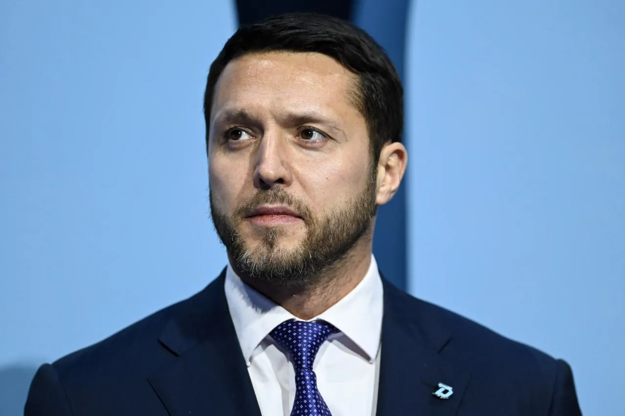Генеральный директор минского Динамо Артем Каркоцкий подытожил сезон 2025 26 В этом сезоне мы поставили десятки личных и командных достижений Команда закончила регулярный чемпионат на рекордном для клуба 2 месте Запада и феноменально прошла 1 раунд плей офф Мы повторили лучшее достижение в истории клуба выход во 2 раунд розыгрыша Кубка Гагарина И нас стали называть одним из топ клубов КХЛ Вы наши болельщики установили рекорд по аншлагам 38 из 38 возможных Вы каждый матч гнали нашу команду вперед Сезон 2025 26 завершен пусть и не так как нам хотелось Но я очень надеюсь что у всех нас в памяти он запомнится новыми рекордами достижениями и невероятной атмосферой на трибунах Это был хороший сезон Водномзвене hcdinamoby