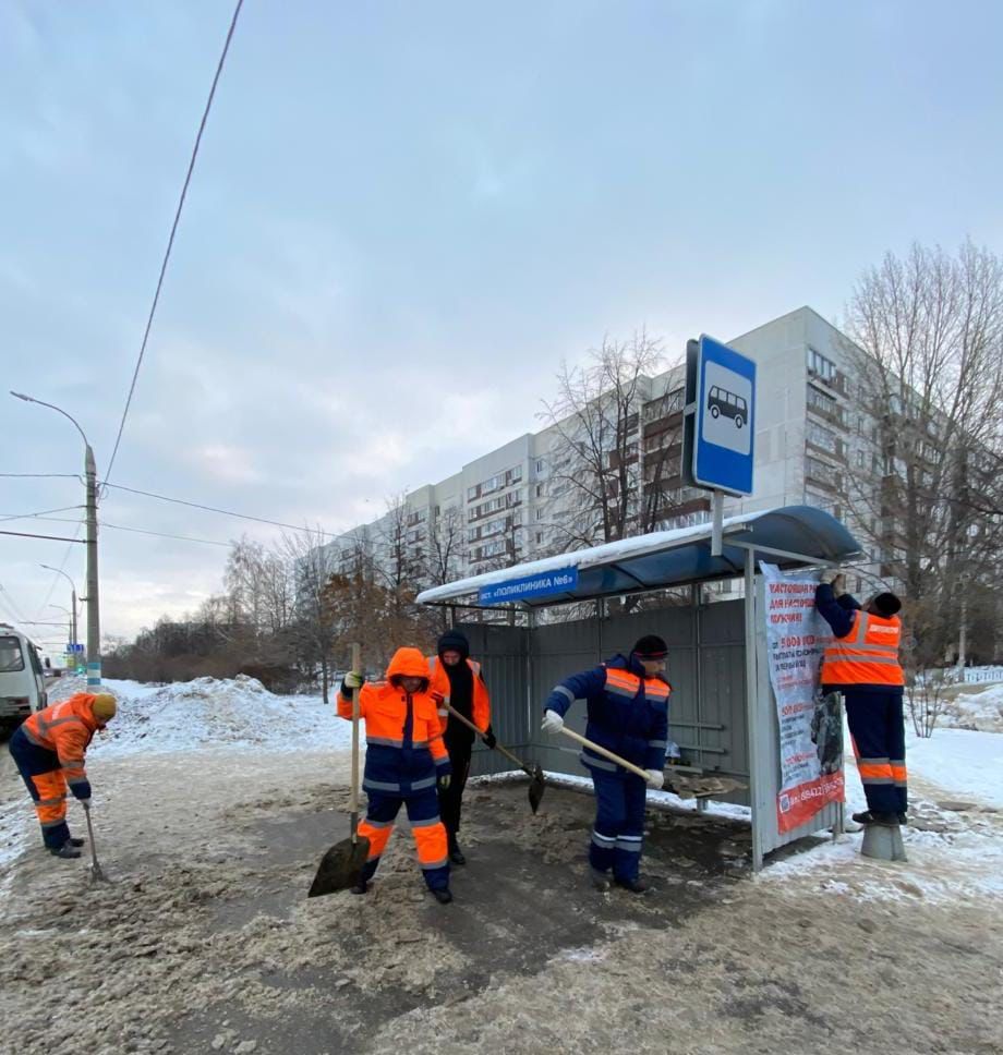 Поручил оперативно организовать обработку улиц Ульяновска противогололёдными материалами   Примерно с 16:00 в Ульяновске пошёл мелкий дождь, что вкупе с минусовой температурой неизбежно осложняет дорожную обстановку и движение пешеходов   В связи с этим «Дорремстрой» усилил использование пескосоляной смеси и реагента. Также на улицах трудятся вручную работники с шанцевым инструментом. Особое внимание уделяем спускам и подъёмам, перекрёсткам и пешеходным зонам с покрытием из брусчатки и тротуарной плитки   Будем контролировать, как подобную работу проводят управляющие компании на придомовых территориях и владельцы объектов всех форм собственности – магазинов и торговых центров, социальных учреждений, административных зданий   Прошу автомобилистов и пешеходов быть внимательными, неукоснительно соблюдать правила дорожного движения и безопасного поведения при неблагоприятных погодных условиях