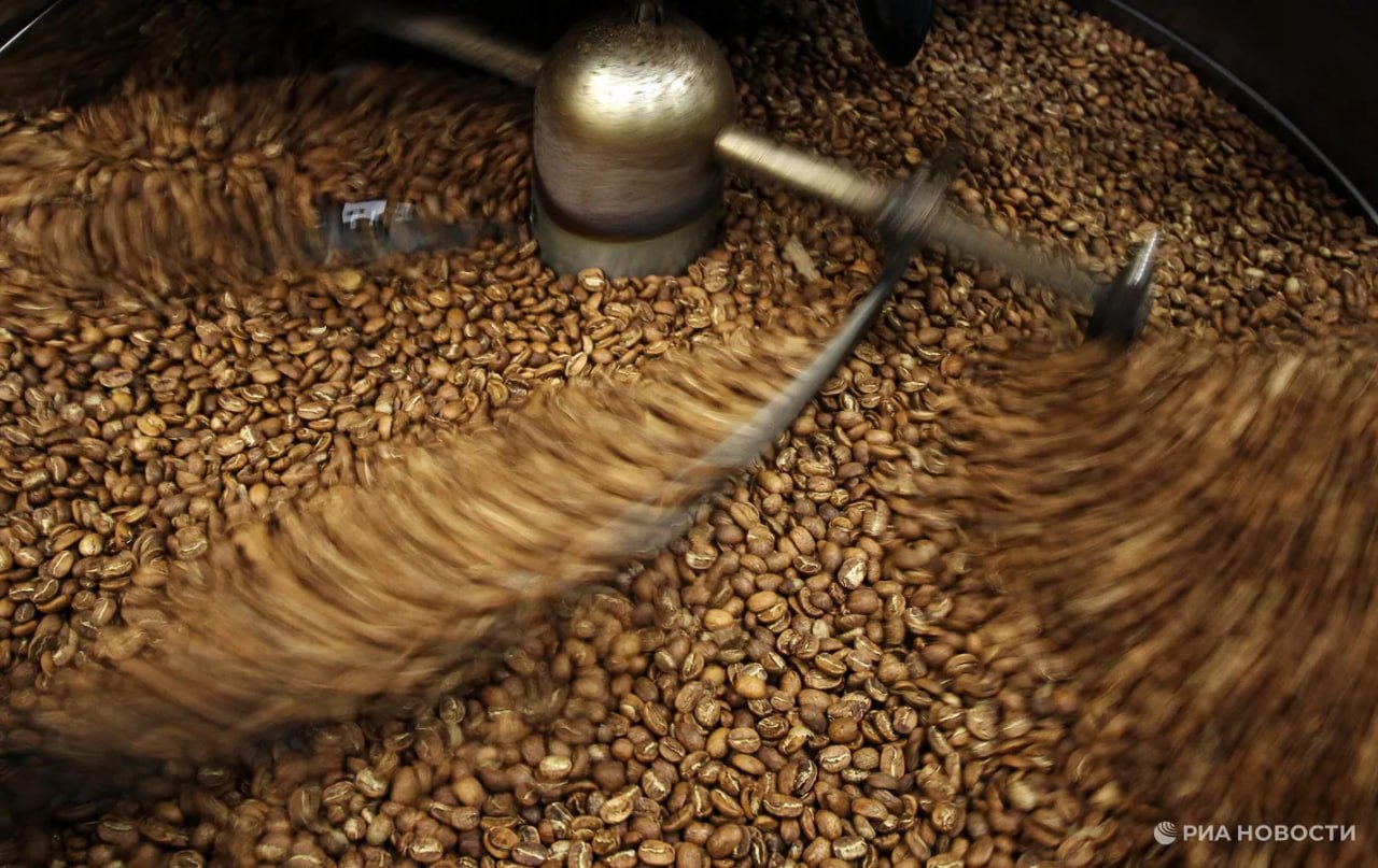 Россия по итогам прошлого года нарастила импорт бразильского кофе в 1 5 раза до рекордных 459 3 млн выяснило РИА Новости Россия заняла 10 е место в числе крупнейших покупателей на нее приходится 3 бразильских поставок на зарубежные рынки На первом месте Германия с долей 15 Подписаться на РИА Новости экономика Все наши каналы