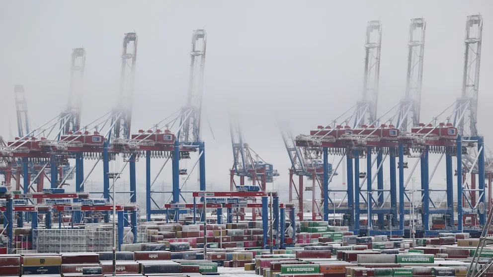 Экспорт Германии в США резко сократился а Китай вновь стал главным торговым партнером Экспорт Германии в США в 2025 году снизился на 9 4 и составил 146 2 млрд евро следует из данных Федерального статистического ведомства Особенно сильно просели поставки автомобилей и автокомпонентов минус 17 8 Общий товарооборот с США сократился на 5 Несмотря на это США остаются крупнейшим рынком сбыта для немецкого экспорта На фоне ослабления американского направления Китай снова вышел на первое место среди торговых партнеров Германии как это уже было в 2016 2023 годах Импорт из Китая вырос на 8 8 до 170 6 млрд евро В то же время экспорт из Германии в Китай сократился на 9 7 до 81 3 млрд евро В итоге общий товарооборот с Китаем увеличился на 2 1 На втором месте среди поставщиков импортных товаров в Германию остаются Нидерланды 96 7 млрд евро 3 9 США заняли третье место 94 3 млрд евро 2 7 В общем рейтинге торговых партнеров Нидерланды находятся на третьей позиции с оборотом 209 1 млрд евро После США крупнейшими рынками для немецкого экспорта остаются Франция и Нидерланды BILD Russian