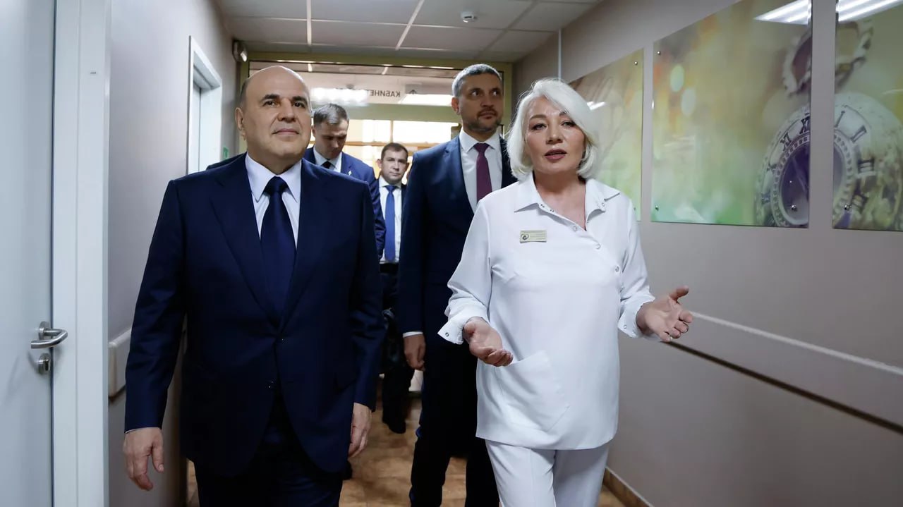 МИХАИЛ МИШУСТИН НА РАЗВИТИЕ ИНФРАСТРУКТУРЫ ДЛЯ МАТЕРЕЙ И ДЕТЕЙ ВЫДЕЛЯТ 147 МЛРД РУБ Власти России направят 147 миллиардов рублей в ближайшие шесть лет на развитие инфраструктуры для матерей и детей, сообщил глава правительства Михаил Мишустин. "Мы занимаемся оснащением перинатальных центров. Всего до 2030 года будет выделено 147 миллиардов рублей на развитие инфраструктуры для матерей и детей, в том числе на оснащение 142 перинатальных центров в стране", — сказал он. Только на 2025 год в бюджете предусмотрено 26 миллиардов рублей на оснащение 91 перинатального центра в 56 регионах, уточнил премьер. Мишустин во вторник посетил Забайкальский краевой перинатальный центр в Чите. Он пообещал, что в регионе переоснастят два перинатальных центра. "Двести миллионов уже выделено, 137 миллионов выделено на этот центр, около 100 единиц оборудования, я знаю, что вы закупаете, оборудование современное. И дальше будем продолжать поддерживать в том числе и ваш центр", — сказал глава правительства. Мишустин отметил, что на охрану материнства и детства нацелены все ресурсы государства, соответствующие нацпроекты и программы. Фото: РИА Новости / Дмитрий Астахов #аврорамедиа_дальнийвосток Telegram-экосистема АВРОРА МЕДИА МЕДИА НОВОСТИ РЕГИОН ЛАЙФ СПОРТ ГЕРЛЗ ХАЙТЕК ПЕРСОНЫ ИНСАЙД КРИМИНАЛ МОЛОДОСТЬ LIVE АВРОРА МЕДИА YOUTUBE RUTUBE
