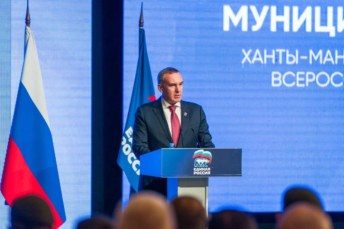 Руслан Кухарук оценил роль муниципальных депутатов в решении социальных вопросов Губернатор Югры Руслан Кухарук рассказал об эффективности взаимодействия правительства автономного округа с законодательными органами власти в регионе. Выступая накануне на пленарном заседании форума муниципальных депутатов, он напомнил, что в Югре, как и во всей стране, «Единая Россия» — это опорный столп системы публичной власти. «Именно партия обеспечивает согласованность действий исполнительной и законодательной власти всех уровней, направленных на достижение национальных целей развития, решение самых сложных вопросов обеспечения обороны и безопасности государства, исполнения всех социальных обязательств и роста экономики. Эти и другие вопросы мы решаем сообща нашей большой командой», — заметил губернатор. Сегодня региональное отделение партии — это более 23 800 членов и 9,6 тысячи сторонников, 1137 депутатов всех уровней. Это уверенное конституционное большинство практически во всех законодательных органах, подчеркнул глава округа. «Это огромная политическая сила, обеспечивающая стабильность и слаженную работу единой системы публичной власти на территории всего региона. Вместе с партией в Югре ведется масштабная и системная работа, направленная на повышение благополучия каждого жителя», — добавил Руслан Кухарук. Принятый при поддержке партии бюджет на трехлетний период обеспечивает выполнение в полном объеме всех социальных обязательств, дает возможность реализовывать планы развития. Подробнее читайте тут!