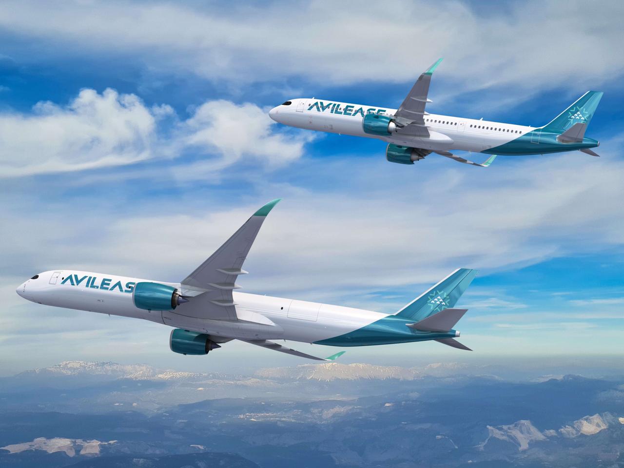 Первый заказ Парижского авиасалона: AviLease заказывает A350F и A320neo Саудовская лизинговая компания AviLease в рамках 55-го Парижского авиасалона в Ле Бурже подписала крупное соглашение с Airbus на поставку 10 грузовых самолётов A350F и 30 лайнеров семейства A320neo. Контракт предусматривает возможность увеличения заказа опционы до 22 A350F и 55 самолётов семейства A320neo в будущем. Сделка впервые формирует у AviLease портфель заказов у Airbus и укрепляет позиции компании как лизингодателя с полным циклом услуг. В состав парка войдут два типа новейших самолётов: широкофюзеляжный грузовой A350F и магистральный A320neo. «Мы гордимся тем, что формируем портфель заказов у Airbus, укрепляя свои позиции как глобального лизингодателя инвестиционного уровня, предоставляющего полный спектр услуг. Добавление новейших самолётов позволяет нам предлагать авиакомпаниям в Саудовской Аравии и по всему миру современные и топливно-эффективные решения для флота», — прокомментировал генеральный директор AviLease Эдвард О’Бёрн. A350F — единственный грузовой самолёт, полностью соответствующий будущим экологическим требованиям ICAO. Более 70% конструкции планера A350F выполнено из современных материалов, что позволяет снизить взлётный вес на 46 тонн по сравнению с ближайшим конкурентом. По заявлению Airbus самолёт оснащён крупнейшей в отрасли грузовой дверью и позволяет сократить расход топлива на 20%. A320neo остаётся самой популярной моделью в классе благодаря новым двигателям, законцовкам крыла и более эффективному использованию пространства. О потенциальной сделке между AviLease и Airbus сообщалось незадолго до выставки. Следите за новостями Парижского авиашоу по тегу #PAS25! AviaNews