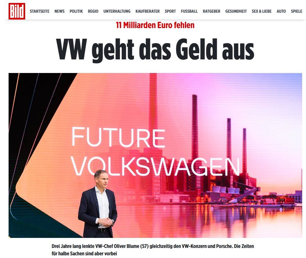 У Volkswagen нет денег на производство новых моделей машин из за проблем с денежным потоком и нехватки 11 млрд евро на следующий год Porsche перестала зарабатывать дела у материнской компании Volkswagen идут не лучше Без свежего капитала не будет денег на разработку новых автомобилей а также на инвестиции в технологии и заводской парк Сейчас сокращения проводятся практически везде в маркетинге продажах и инвестициях говорит один из участников процесса в VW Но этого недостаточно Планируется продать несколько активов Среди них производитель двигателей Everllence ранее MAN Energy а также дочернее проектное предприятие Italdesign и девелоперская компания IAV Существует риск возникновения эффекта домино Инсайдеры VW опасаются что если финансовое положение компании продолжит ухудшаться рейтинговые агентства могут понизить кредитоспособность VW banksta