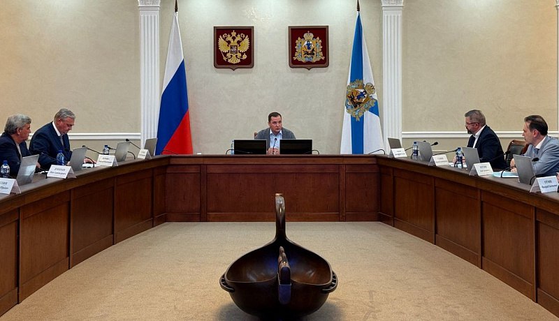 В правительстве Поморья обсудили график производства строительно монтажных работ студенческого кампуса мирового уровня Арктическая звезда   Напомним что проект по созданию студенческого кампуса Арктическая звезда в Архангельске имеет стратегическое значение не только для Архангельской области но и для всей системы высшего образования в Арктической зоне РФ  Он реализуется в рамках федерального проекта Строительство сети современных кампусов нацпроекта Молодежь и дети и направлен на формирование современной университетской среды способной стать опорой для научных исследований инновационных разработок и подготовки кадров нового поколения Как сообщили представители концессионера ООО Эталонные концессии в настоящий момент на площадке ведутся работы по устройству шпунтового ограждения подпорной стены котлована монолитного основания подпорной стены и буронабивных свай в ближайшую неделю планируется начать цементацию грунтов  В свою очередь первый заместитель председателя правительства Архангельской области Дмитрий Рожин сообщил что в целом темпы работ наращиваются Подводя итог обсуждения глава региона Александр Цыбульский поручил дополнительно взять на особый контроль получение и выполнение квартальных графиков производства работ без изменения этапов определенных основным графиком  Ранее сообщалось что Арктическая звезда станет центром научных исследований технологических разработок и подготовки кадров для ключевых отраслей региона судостроения переработки древесины освоения минерально сырьевой базы Арктики здравоохранения и креативных индустрий Его территория будет благоустроена и открыта для посещения всеми желающими нацпроекты Дмитрий Рожин