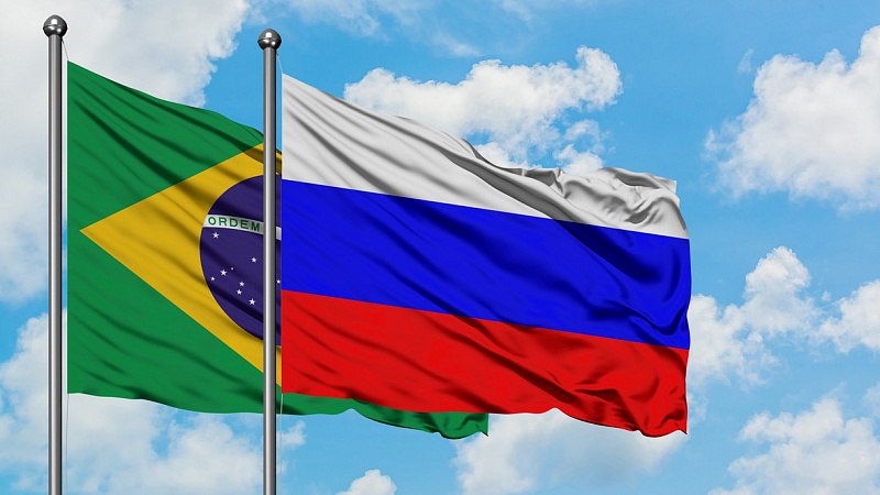 Президент Бразилии Луис Инасиу Лула да Силва, который прибудет 8 мая с визитом в РФ, намерен заключить соглашения о привлечении российских инвестиций в разработку инфраструктуры по производству сжиженного природного газа СПГ и освоение урановых месторождений - по данным источников сми, стороны также начнут совместное производство удобрений. Отмечается, что бразильская сторона в ходе переговоров с российским руководством предложит создать совместное предприятие, которое займется "разведкой и разработкой урановых месторождений". Соглашение могут подписать российский Tenex - дочерняя структура Росатома официальное наименование - "Техснабэкспорт", Tenex - торговая марка для экспортных рынков и бразильская корпорация Núcleo Brasil. Члены бразильской делегации также подпишут соглашения с крупнейшим независимым производителем природного газа в России - компанией "Новатэк". Договоренности позволят "изучить возможности сотрудничества в развитии инфраструктуры СПГ в Бразилии" и нарастить российские инвестиции в "проекты по производству СПГ-термоэлектростанций".