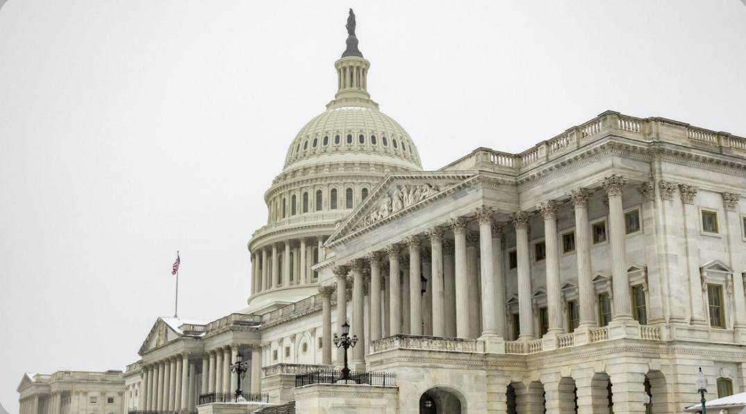 В ночь на субботу в США может начаться третий по счету шатдаун второй администрации президента Дональда Трампа затрагивающий Министерство внутренней безопасности МВБ после провала голосования по бюджету ведомства в сенате В четверг сенаторы провалили процедурное голосование по бюджету МВБ 52 за при требуемых 60 что не дало перейти к голосованию по сути законопроекта и приблизило частичный шатдаун Если финансирование МВБ не будет продлено то частично остановят работу TSA служба транспортной безопасности FEMA агентство по чрезвычайным ситуациям Береговая охрана Сотрудники этих ведомств могут остаться без зарплаты или быть отправлены в неоплачиваемый отпуск Бюджет МВБ стал главной причиной разногласий в сенате и спровоцировал частичный шатдаун две недели назад так как часть сенатских демократов настаивала на жестких требованиях к работе иммиграционной службы США ICE после серии инцидентов в том числе двух смертельных случаев с участием федеральных агентов в штате Миннесота