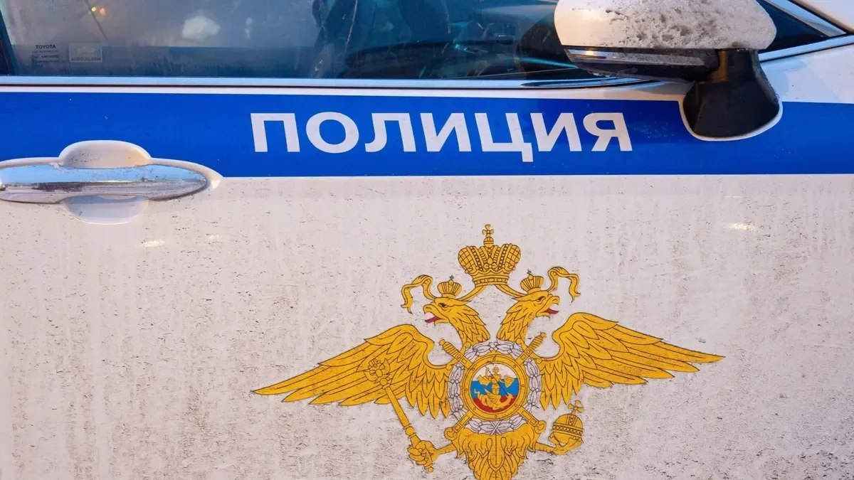 На корреспондента телеканала «78» напали в Петербурге Неизвестный мужчина накануне напал на Алёну Чернышеву во время её работы с соседями пострадавшего от взрыва петарды 18-летнего парня. По данным телеканала, мужчина ударил девушку, протащил по земле и начал душить. Журналистка смогла отбиться, но после этого агрессор ещё несколько раз ударил её по лицу. Соседи, с которыми общалась корреспондент, сказали, что видели нападавшего. Однако они утверждают, что якобы не знают его личности и места проживания. После инцидента сотрудница телеканала написала на мужчину заявление в полицию. Подробнее — на сайте Лениздата. Фото: Дмитрий Абрамов / MR7