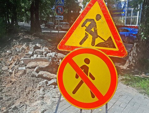 В Калуге начался ремонт улицы Чижевского Новый подрядчик начал ремонт улицы Чижевского в Калуге. Сейчас проводится разборка тротуаров и другие подготовительные работы. Пешеходы временно будут передвигаться по противоположной стороне улицы, сообщает городское хозяйство.